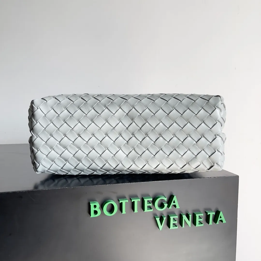 The 2023 new Andiamo batch of 2260 BV has been shipped‼ ️Really popular🔥The new Andiamo woven handbag launched by Bottega Veneta this season is really popular all over the world! ! Celebrities at home and abroad have worn it, and Oscar-winning actress Michelle Yeoh has taken it out on the street. Song Jia, Trai Yara, Yu Feihong, Sanji Ayaka, Rosie Hunting-Whiteley, Yoshioka Riho, etc. have all picked up this bag. It is classic and versatile, showing off its temperament, and the bag capacity is also large, which is very convenient for daily commuting! ! A variety of carrying methods, the shoulder straps can be adjusted by yourself, the original lambskin feels soft and delicate, and the unisex style breaks the gender boundaries and brings a more practical and long-lasting use experience. Andiamo, which has both elegant and casual styles, perfectly interprets the true appearance of "fashionable old money style". Style number: 743572 Size: 32*24*12